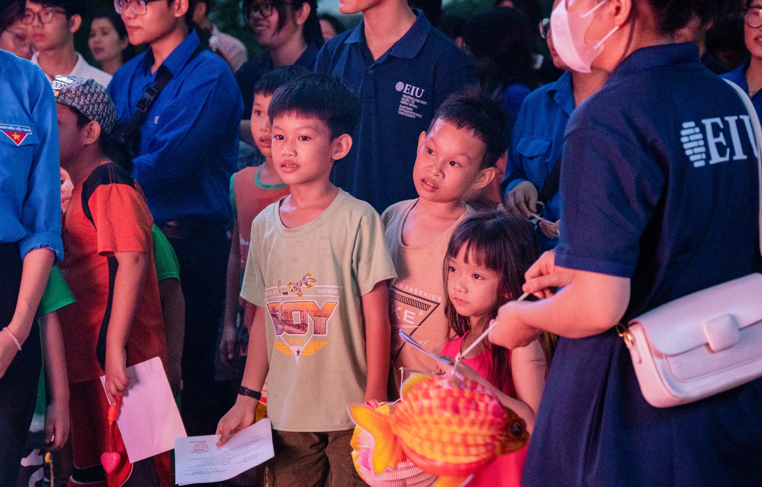 Đoàn trường EIU trao tạng quà trung thu