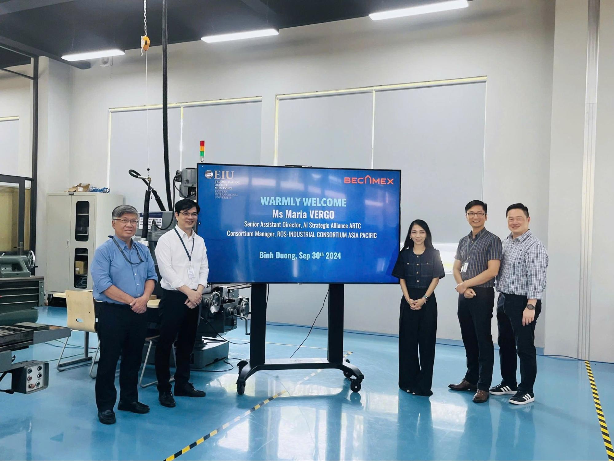 Đại diện A*STAR, Bà Maria Vergo - Trợ lý giám đốc cấp cao, Liên minh chiến lược Al ARTC Quản lý liên minh, ROS-INDUSTRIAL CONSORTIUM ASIA PACIFIC