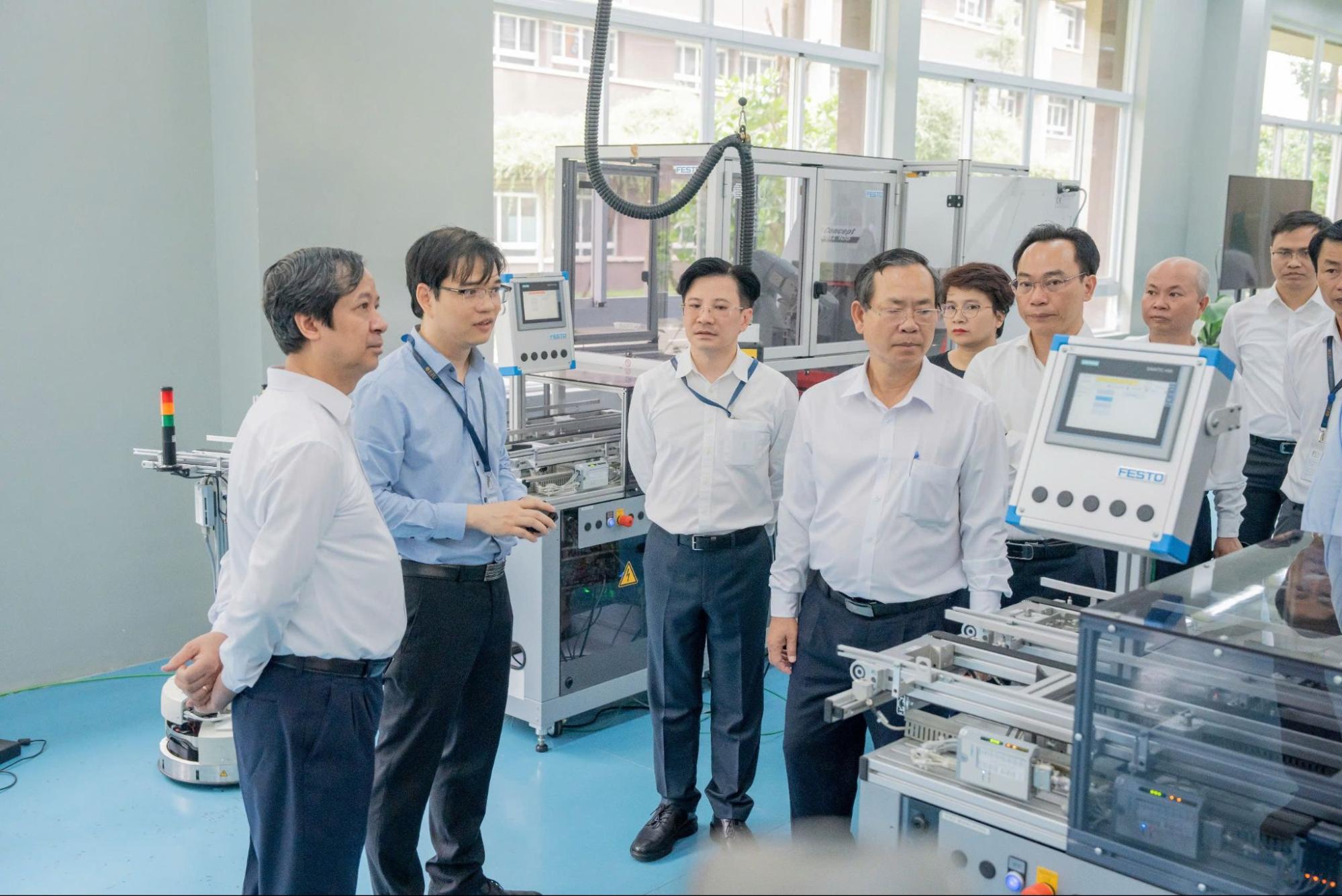 Đoàn Bộ trưởng Bộ giáo dục