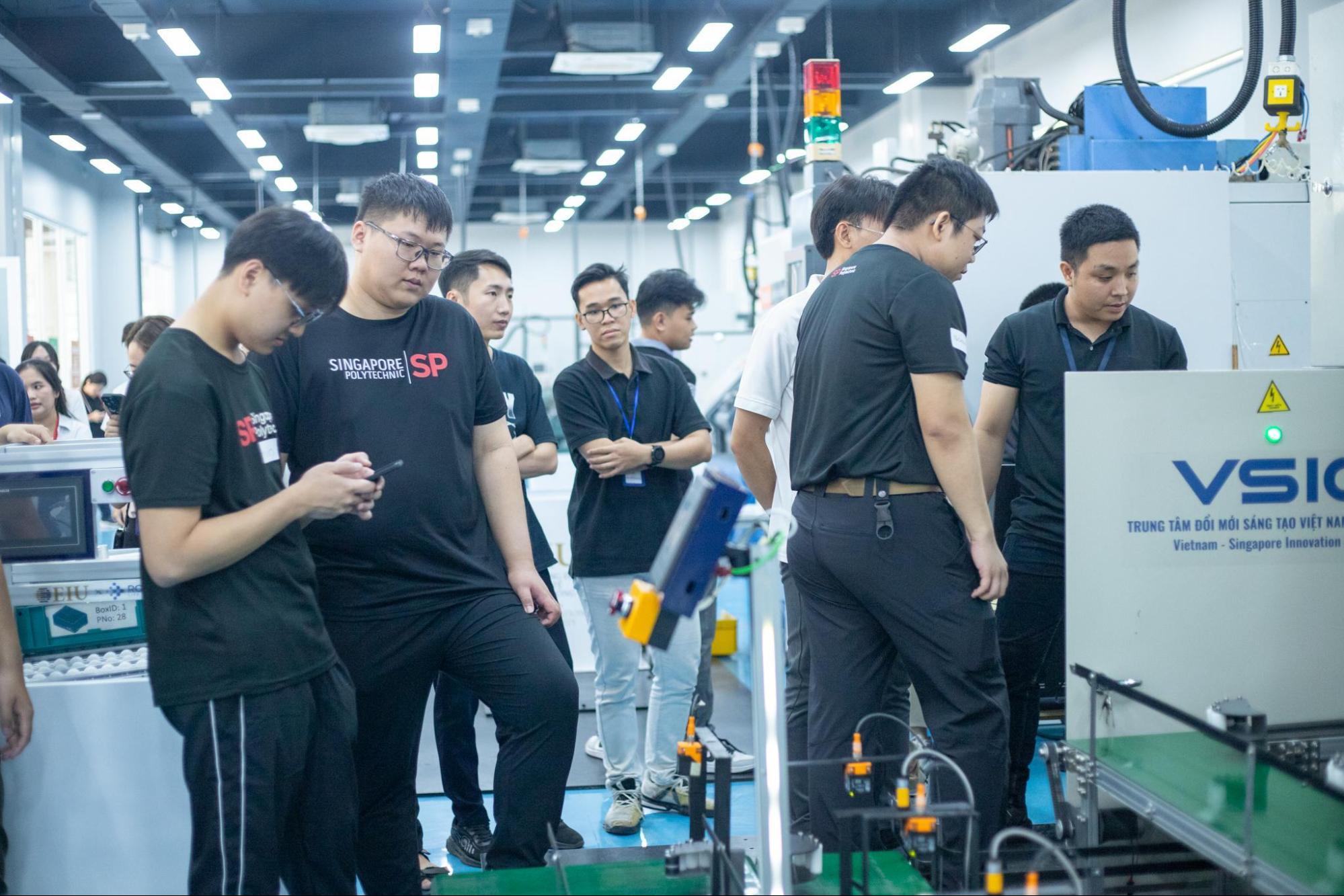 Đoàn sinh viên tham quan từ Singapore Polytechnic