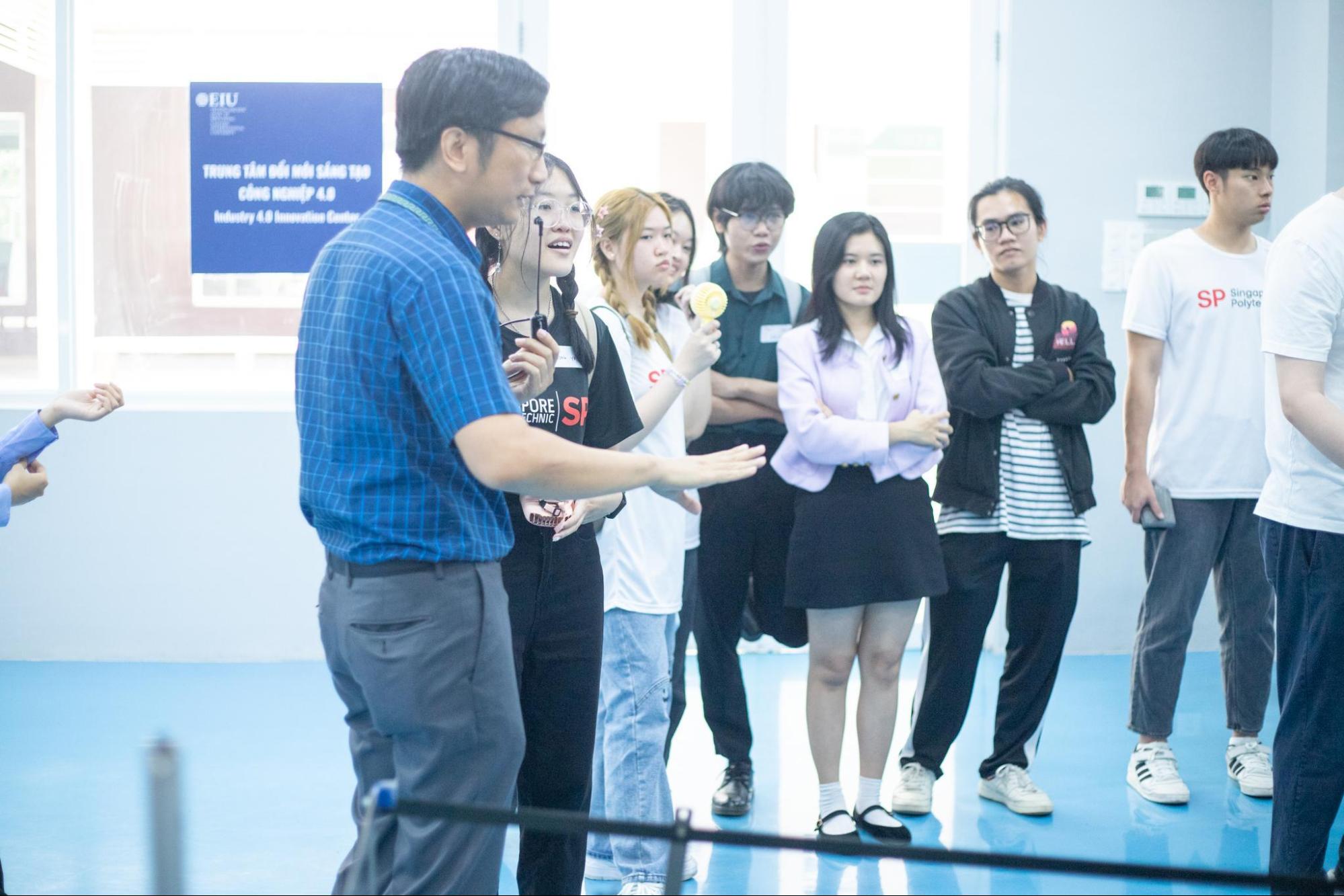 Đoàn sinh viên tham quan từ Singapore Polytechnic