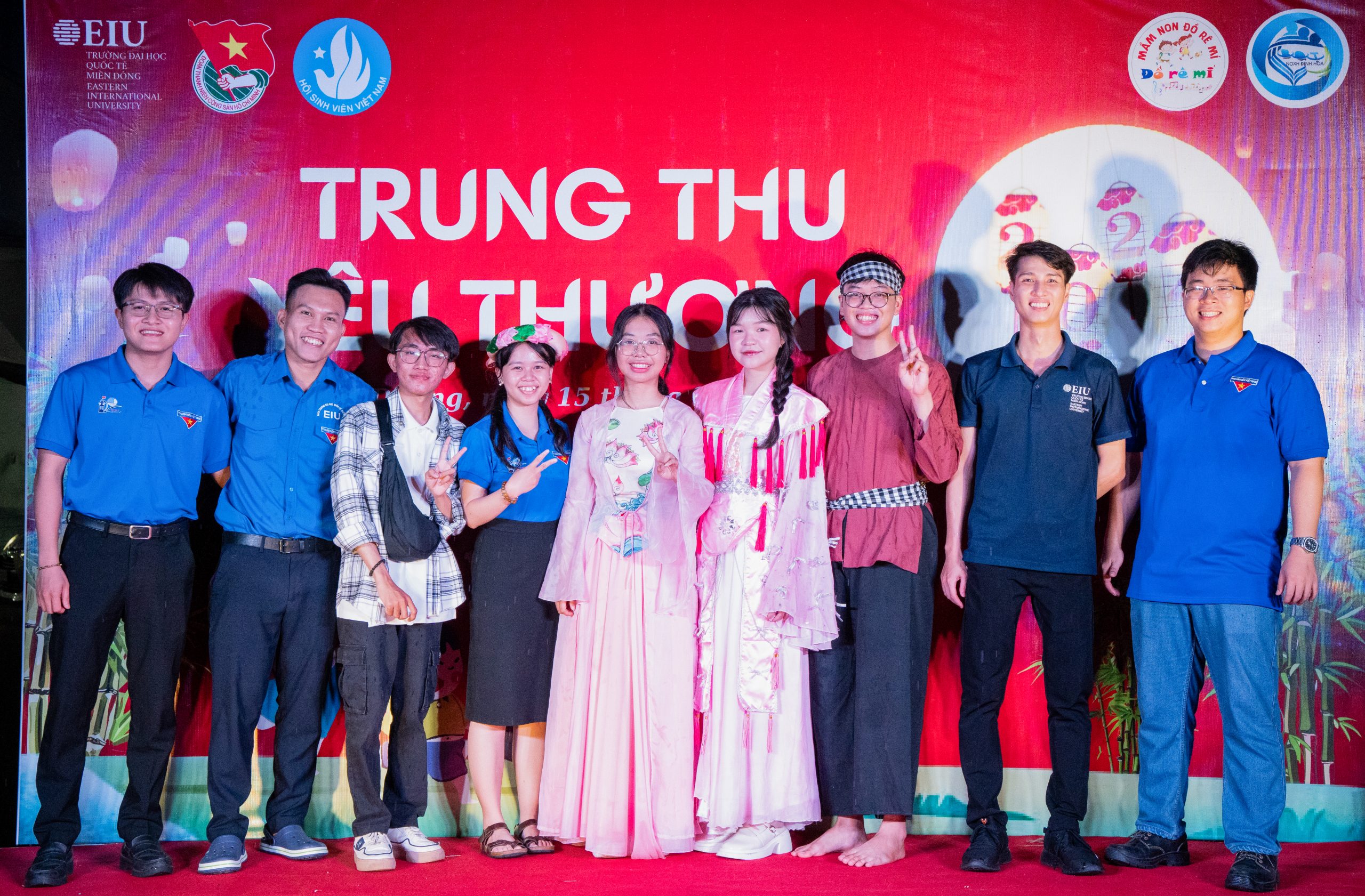 doan-truong-eiu-trao-tang-qua-trung-thu-1-scaled
