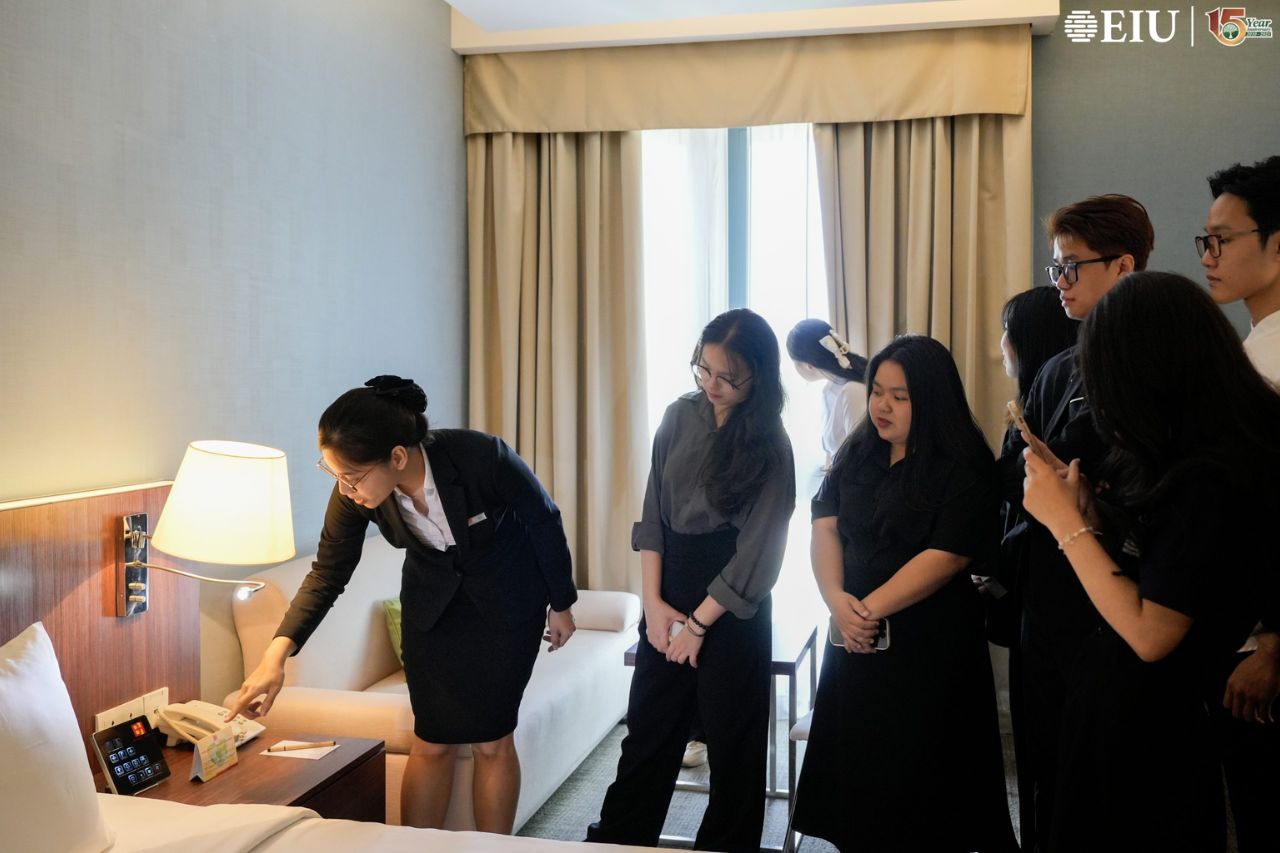Sinh viên tham quan kiến tập tại Becamex Hotel New City 