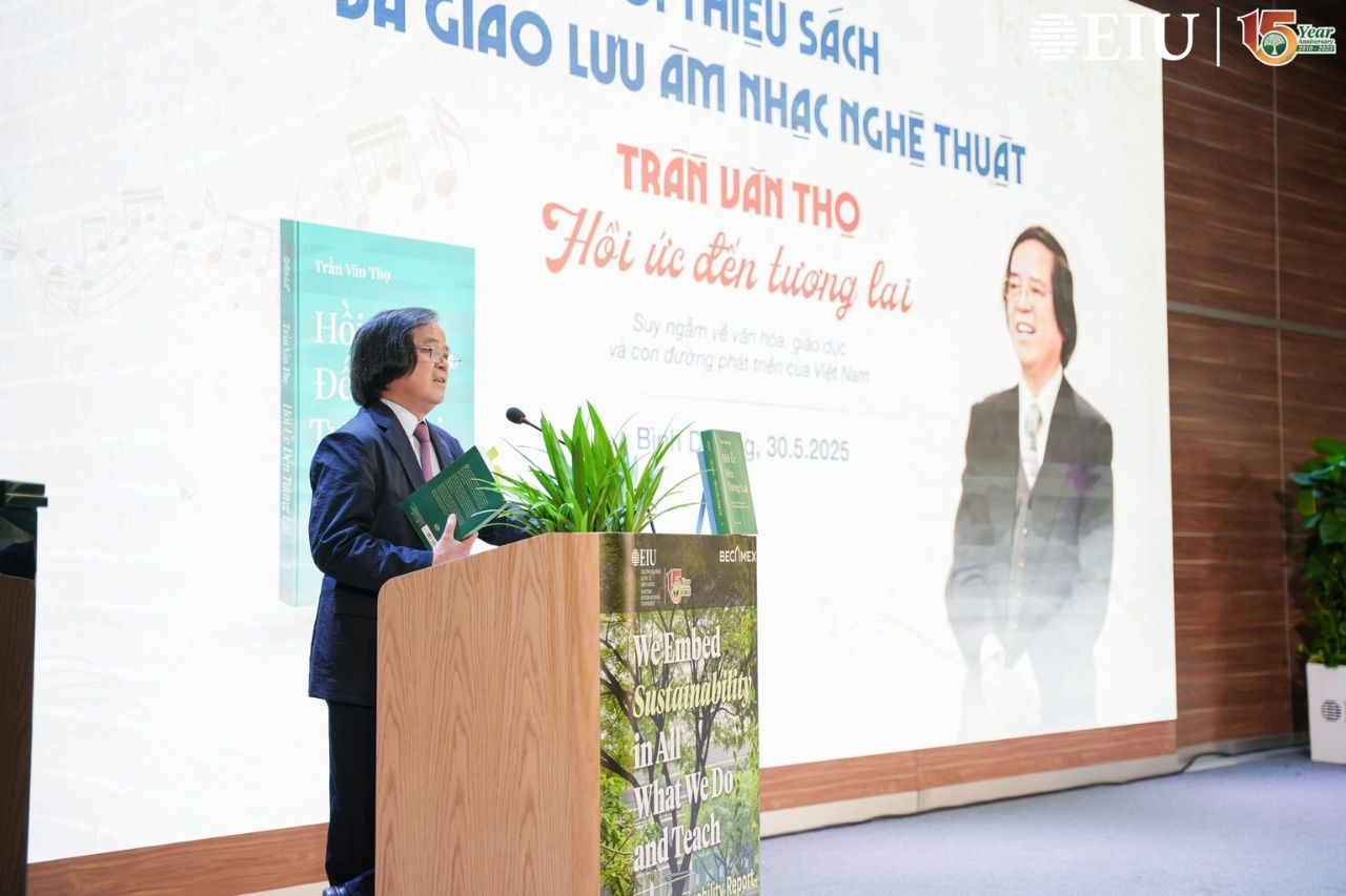 Giáo sư Trần Văn Thọ tại buổi ra mắt sách
