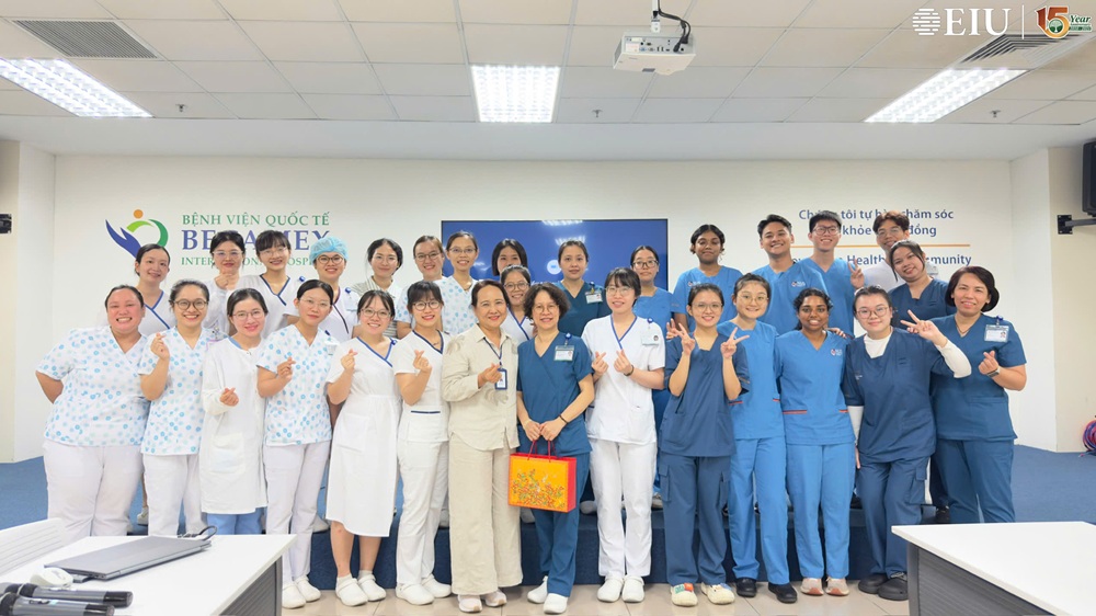 sinh-vien-dai-hoc-quoc-gia-singapore-kien-tap-tai-eiu (3)
