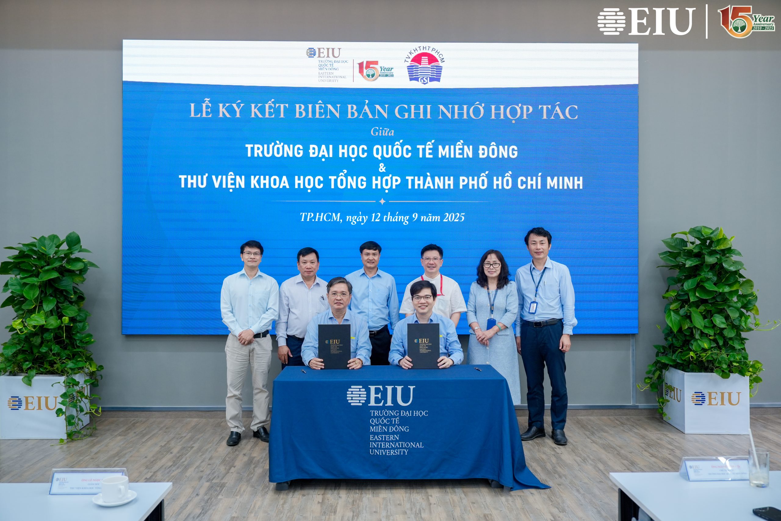 EIU ký kết hợp tác với Thư viên KHTH