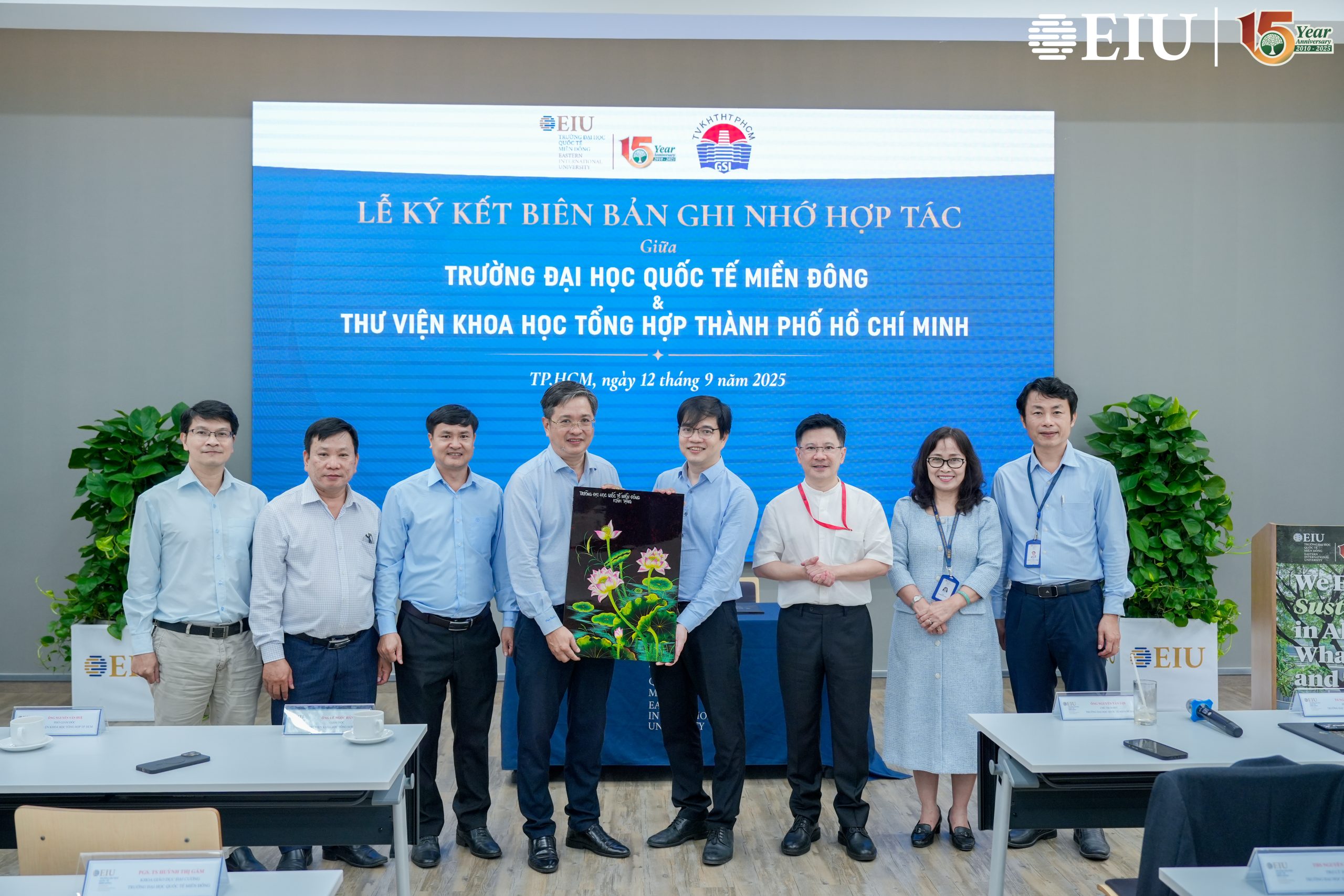 EIU ký kết hợp tác với Thư viên KHTH