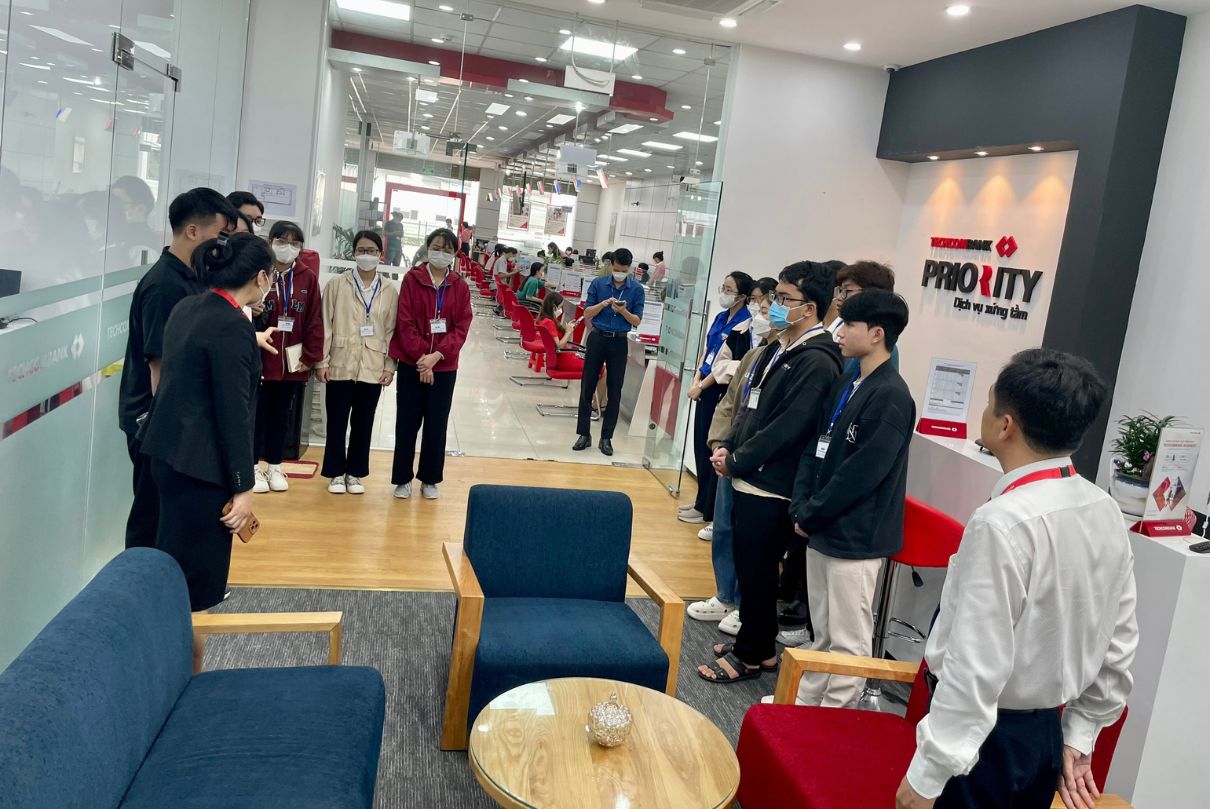 Kiến tập tại Ngân hàng Techcombank - CN BD