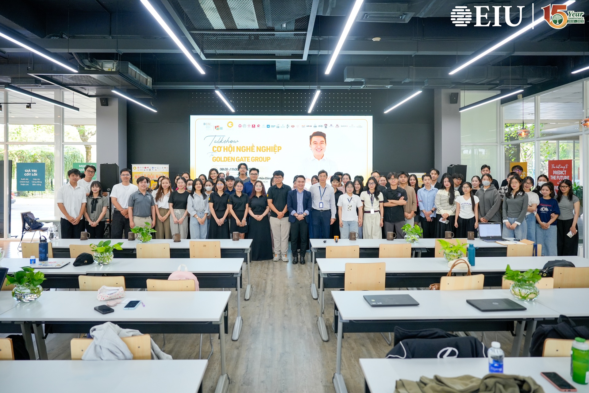 sinh-vien-eiu-tim-viec-co-hoi-nghe-nghiep-tai-Golden Gate Group (8)