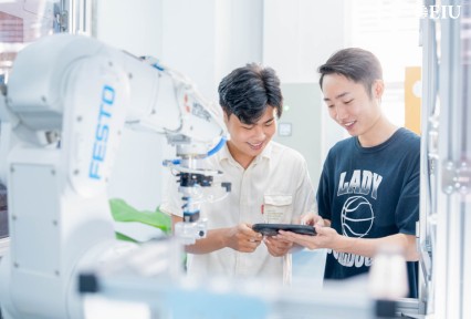 Chương trình cử nhân tại EIU