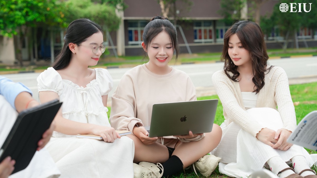 Học phí và học bổng của EIU