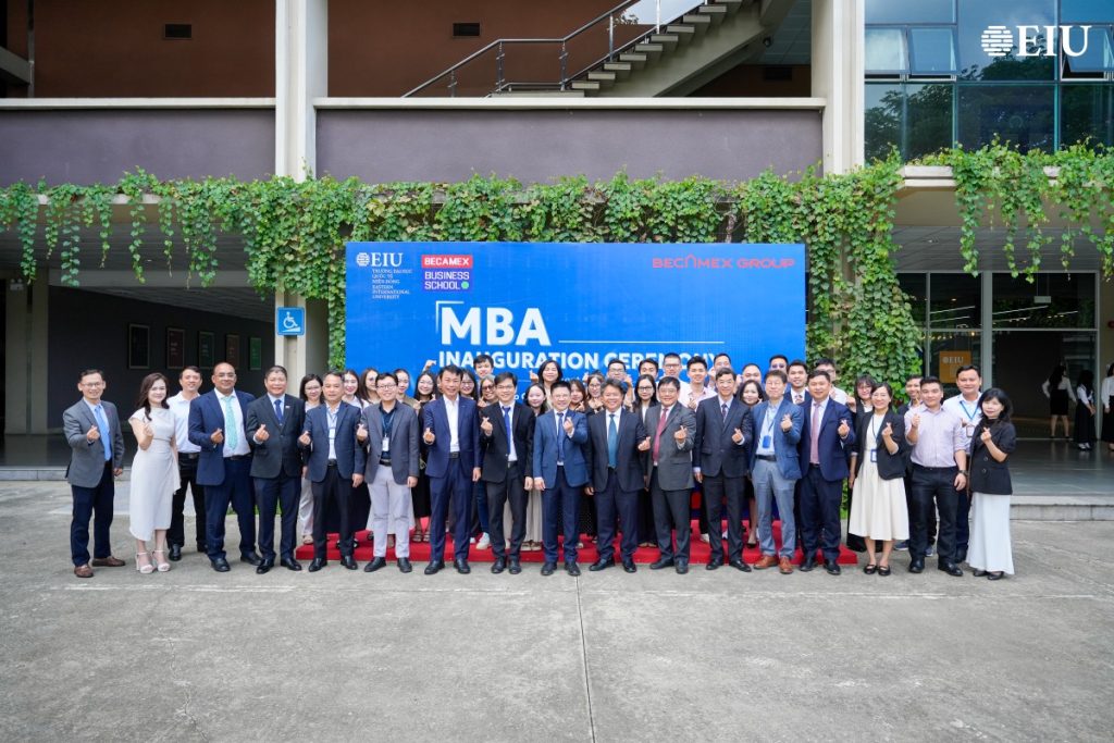 Lãnh đạo chụp hình cũng học viên