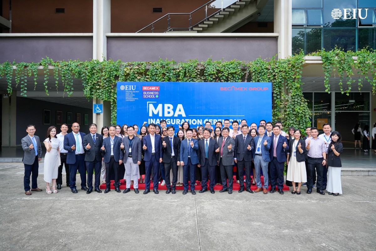 Lãnh đạo chụp hình cũng học viên