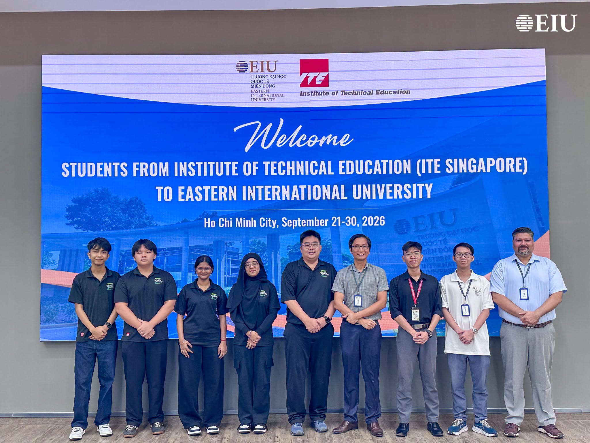 sinh-vien-ite-singapore-thuc-tap-tai-EIU (2)
